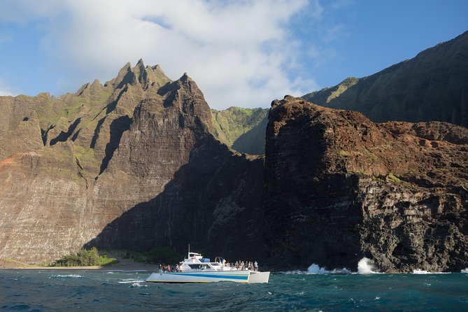 Kauai: Na Pali Sunset & Sightsee Boat Tour - Along the 4,000-foot cliffs