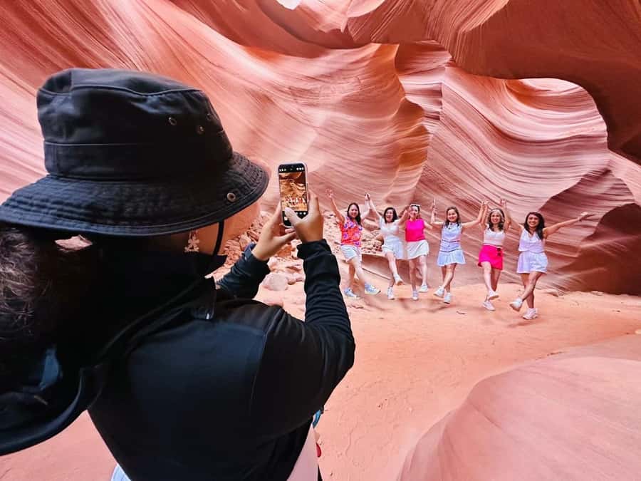 Las Vegas: Antelope Canyon Horseshoe Bend Tour & Lake Powell - Walking to Horseshoe Bendβs 1,000-foot viewpoint