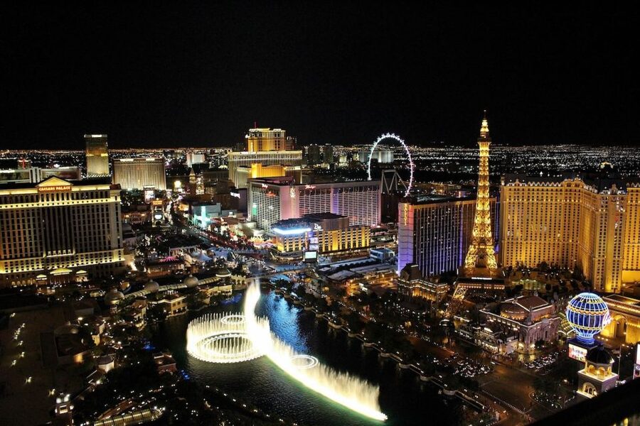 Las Vegas: Night Helicopter Flight over Las Vegas Strip - Choosing your seat and taking photos