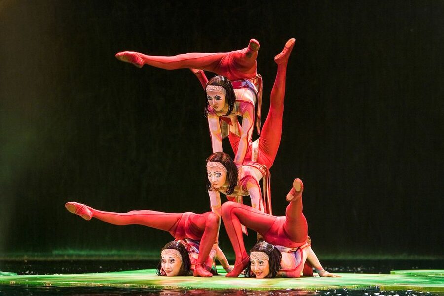 Las Vegas: “O” by Cirque du Soleil at Bellagio - Acrobatics, odd characters, and theatrical surprises