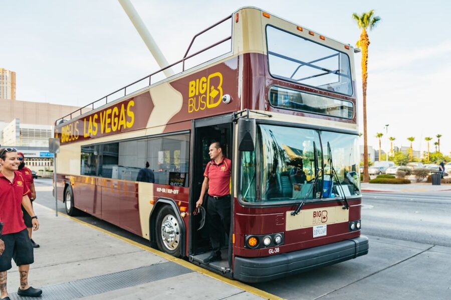 Las Vegas: Sightseeing Night Tour by Open-top Bus - Listening to the Las Vegas story
