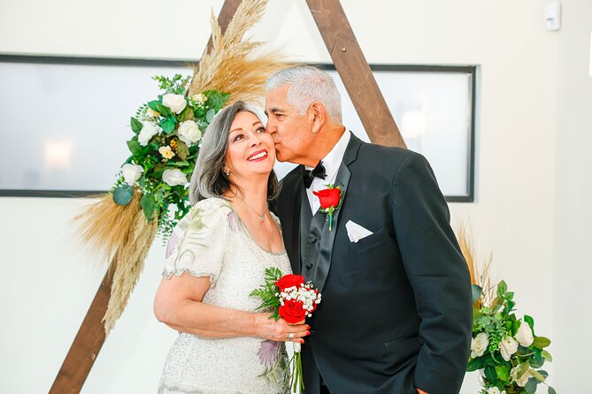 Las Vegas Wedding at The Little Vegas Chapel - What the $299 package actually includes