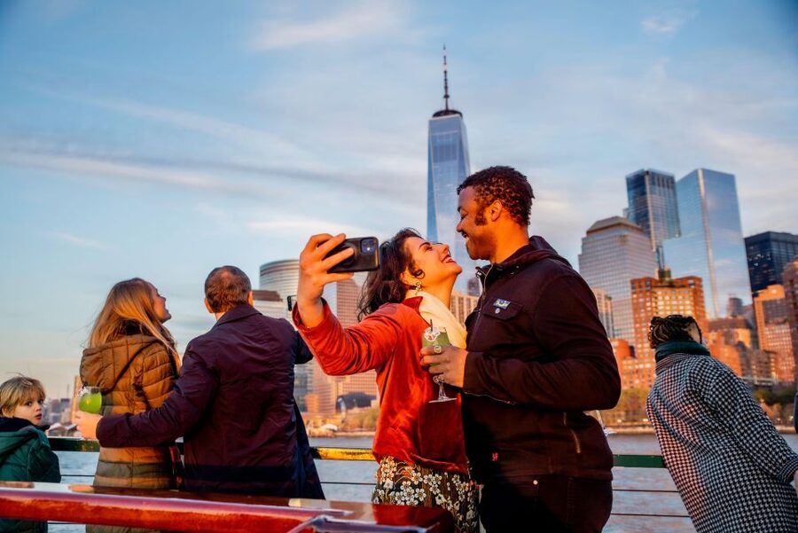 Manhattan: Statue and Skyline Cruise Aboard a Luxury Yacht - Battery Park, the financial district, and South Street Seaport