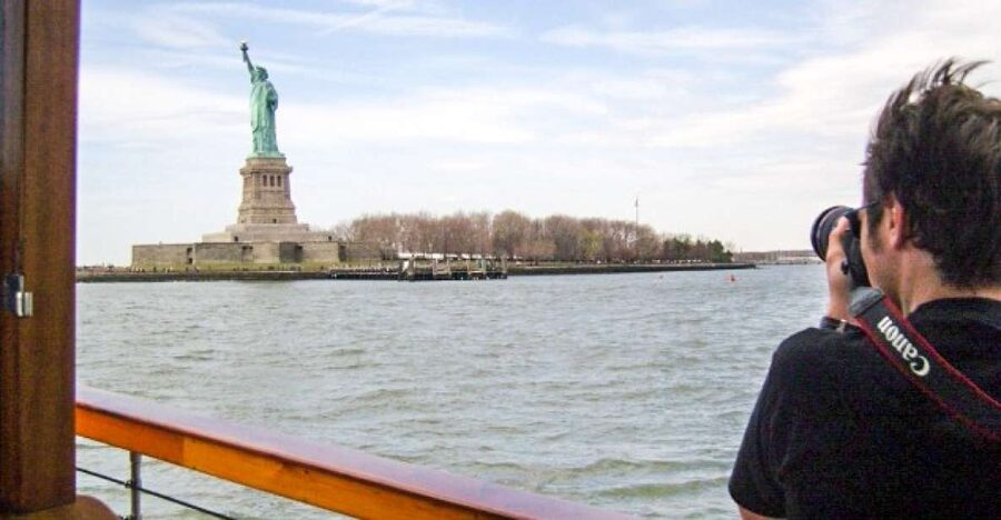 Manhattan: Statue and Skyline Cruise Aboard a Luxury Yacht - Choosing the right time and season