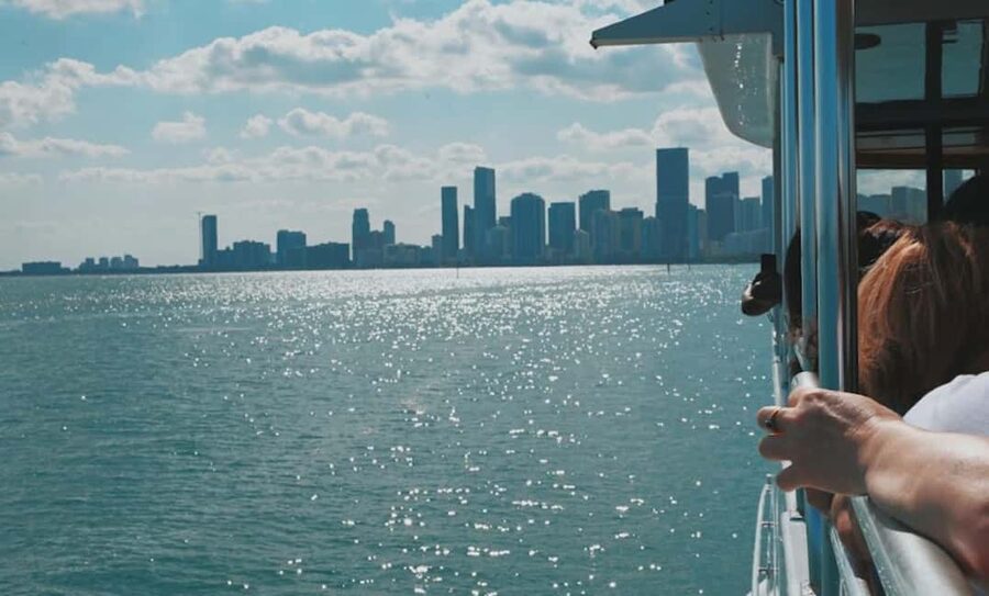 Miami: Biscayne Bay Millionaire's Homes Sightseeing Cruise - The Venetian Islands and Hibiscus Island