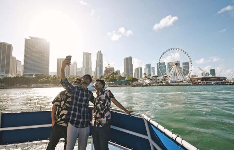 Miami: Biscayne Bay Millionaire's Homes Sightseeing Cruise - Returning past the Port of Miami and Downtown