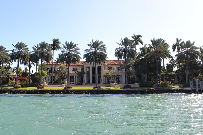 Miami Boat Tour of Celebrity Homes - Snacks, drinks, and comfort on board
