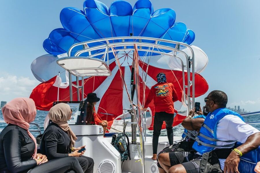 Miami: Parasailing Experience in Biscayne Bay - What the strongest staff praise means for you