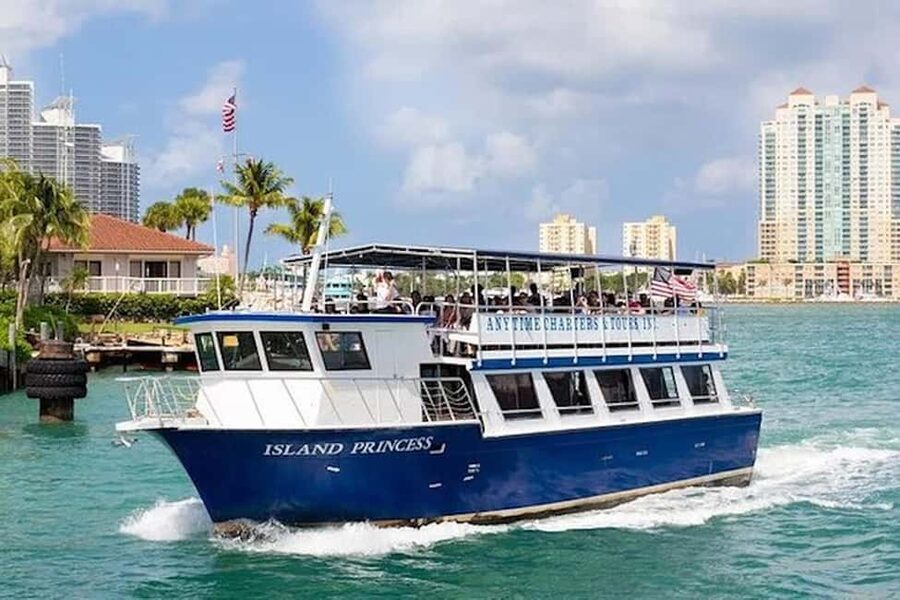 Miami Skyline Sightseeing Cruise and Millionaire Mansions - Star Island and the famous-home appeal