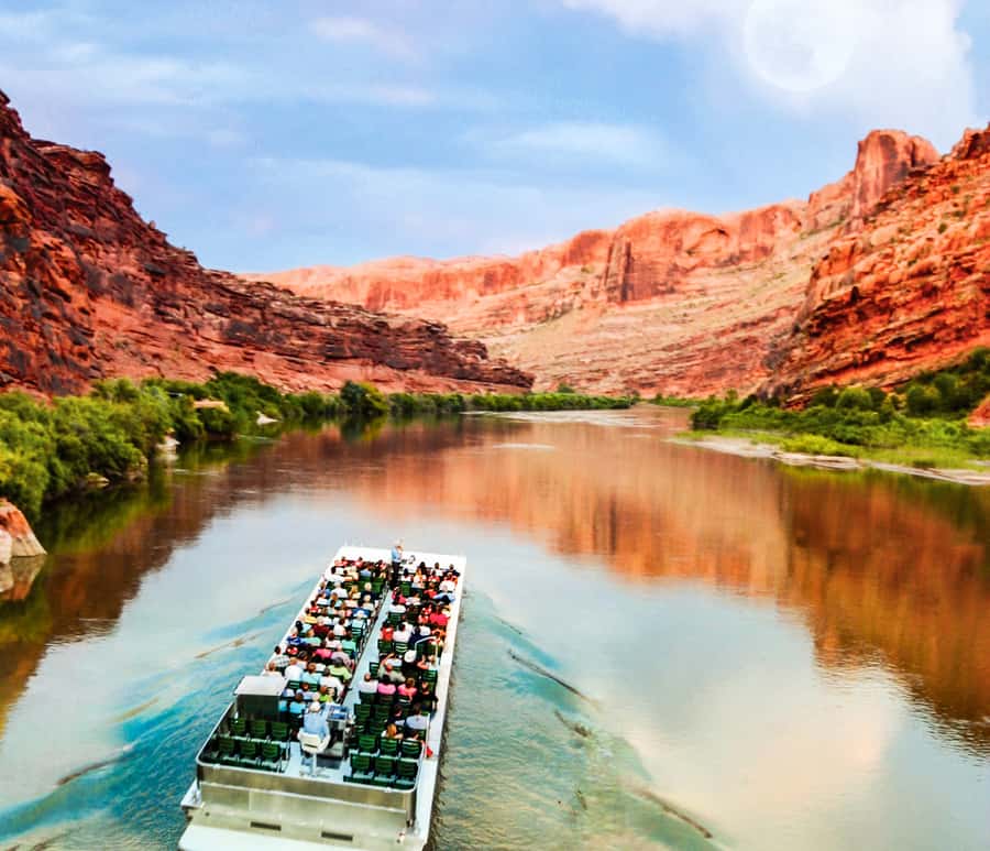 Moab: Colorado River Dinner Cruise with Music and Light Show - What to bring and how to plan the night