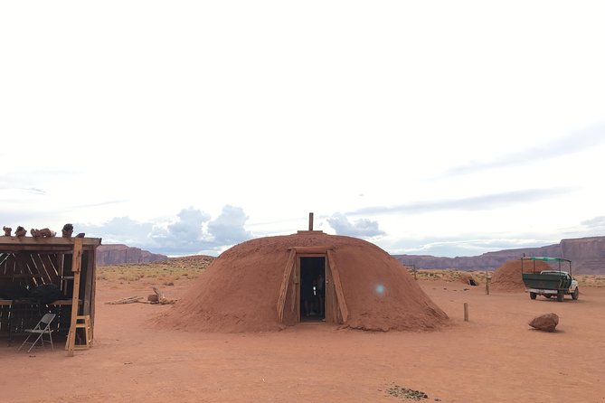 Monument Valley Extended Backcountry Tour - Big Hogan, Moccasin Arch, and live music