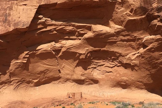 Monument Valley Extended Backcountry Tour - Sun’s Eye and the Anasazi petroglyphs