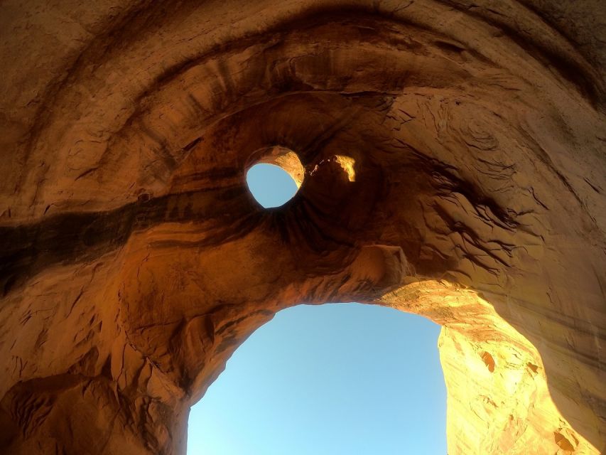 Monument Valley: Scenic 2.5-Hour Guided Tour - Meeting Near The View Hotel