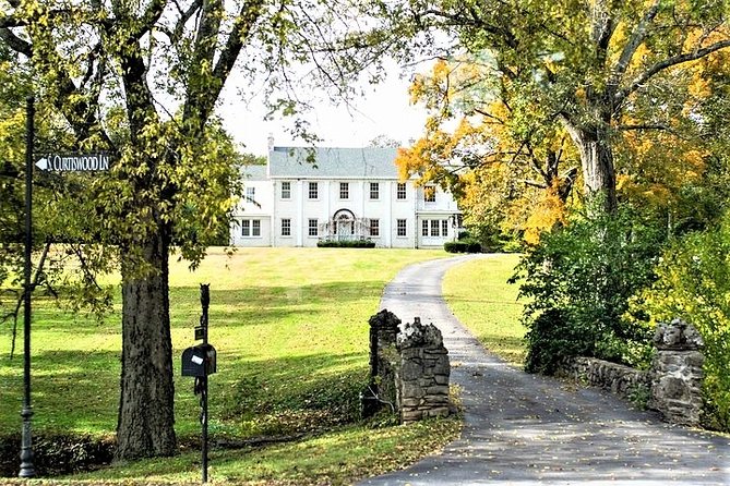 Nashville "Homes Of The Stars" Narrated Bus Tour with 30+ Celebrity Homes - What this Nashville homes tour is really about