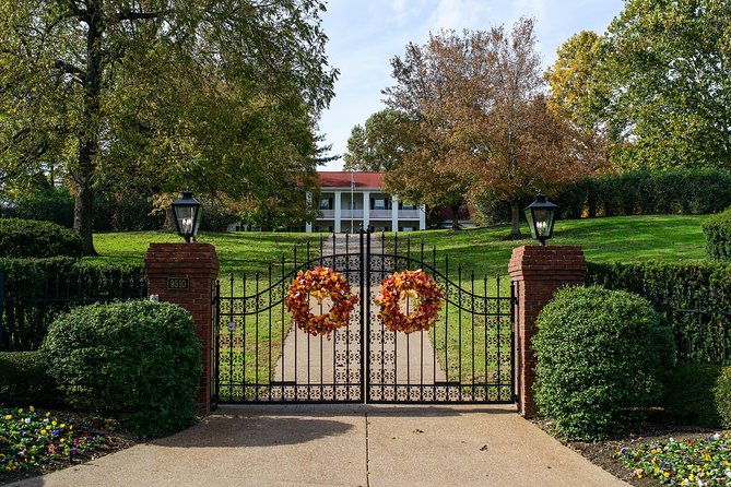 Nashville "Homes Of The Stars" Narrated Bus Tour with 30+ Celebrity Homes - Downtown landmarks along the route