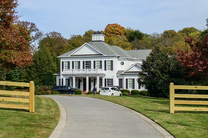 Nashville "Homes Of The Stars" Narrated Bus Tour with 30+ Celebrity Homes - The air-conditioned coach and group size