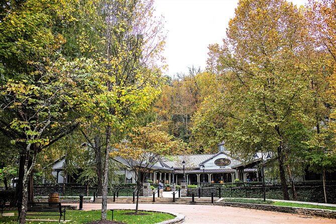 Nashville to Jack Daniel's Distillery Bus Tour + Whiskey Tastings - Lynchburg’s small square and local shopping