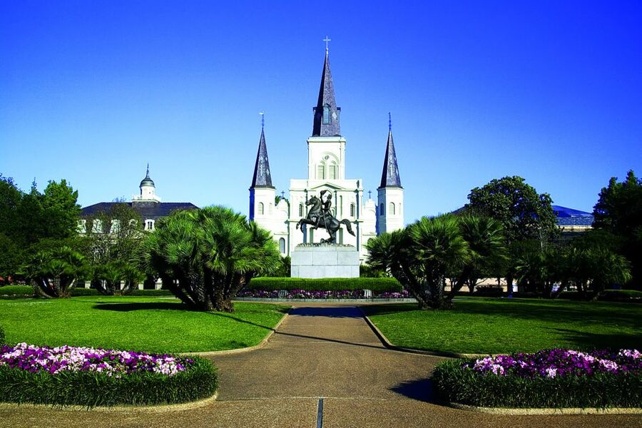 New Orleans: 2-Hour 15-Minute City and Cemetery Tour by Bus - The Garden District and New Orleans Architecture