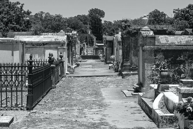 New Orleans Cemetery Bus Tour with Exclusive Cemetery Access - A ghost tour with real historical footing