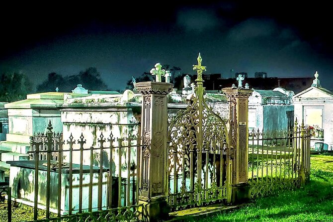 New Orleans Dead of Night Ghosts and Cemetery Bus Tour - Ghost photos and what you should realistically expect