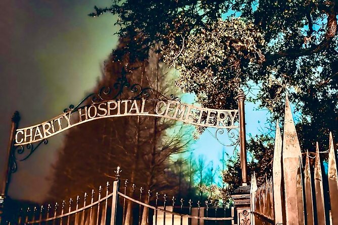 New Orleans Dead of Night Ghosts and Cemetery Bus Tour - The bus, group size, and comfort