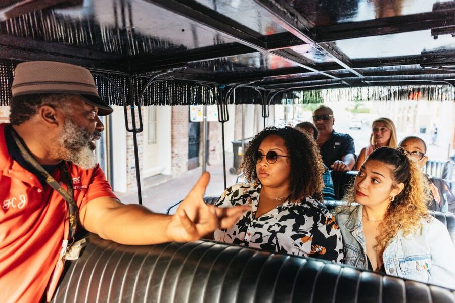 New Orleans: French Quarter Sightseeing Carriage Ride - Starting under the red umbrella at Jackson Square