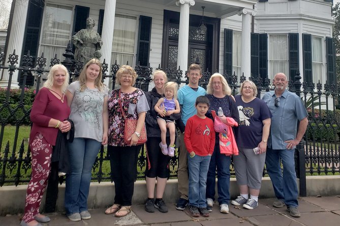 New Orleans Garden District History Walking Tour - Architecture, local people, and screen connections