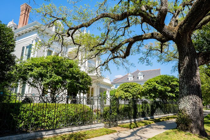 New Orleans: Garden District Tour - The Garden District homes and tree-lined streets
