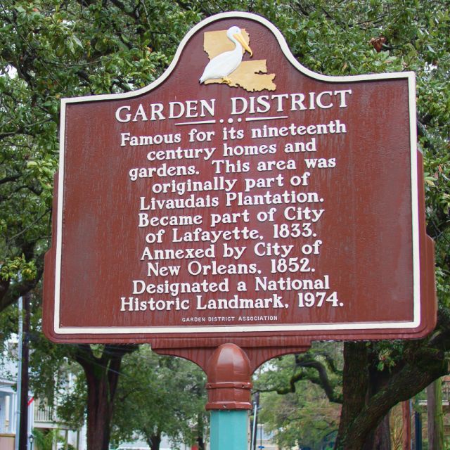 New Orleans: Garden District Tour - A useful pause at the Garden District Book Shop