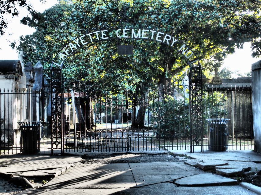 New Orleans: Garden District Tour - Ending near Commanders Palace