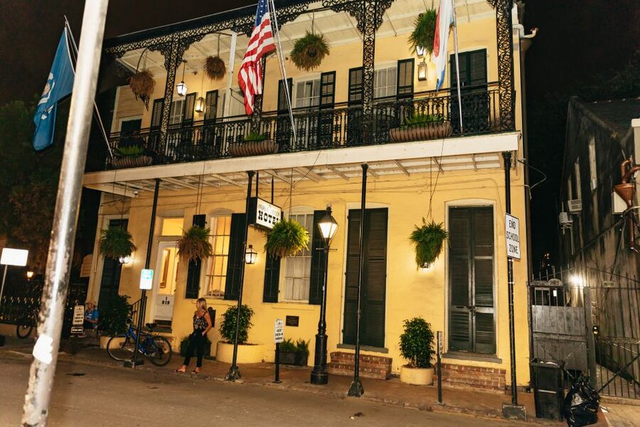 New Orleans: Haunted Pub Crawl - Pirates Alley and the smaller stops