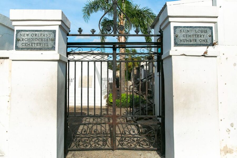 New Orleans: Walking Tour Inside St. Louis Cemetery No. 1 - Walking to the cemetery gates