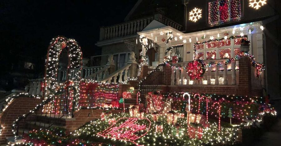 New York City: Dyker Heights Christmas Lights Tour - Manhattan Bridge and the finish near Bryant Park