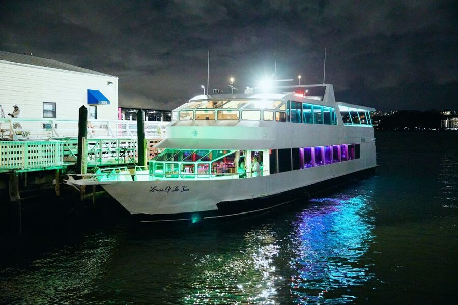 New York City: Gourmet Dinner Cruise with Live Music - Drinks and the Difference Between Regular and VIP