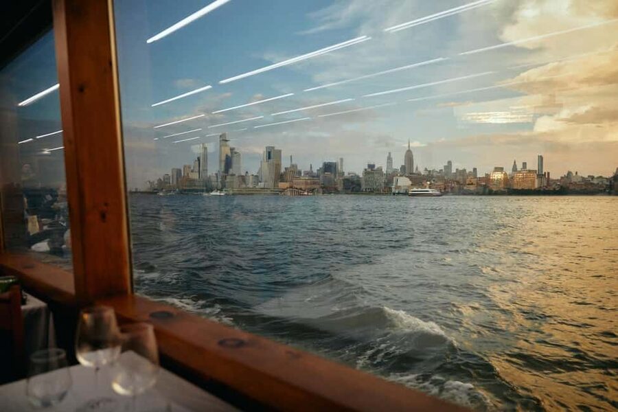 New York City: Gourmet Dinner Cruise with Live Music - Live Music, Birthdays, and the Social Atmosphere