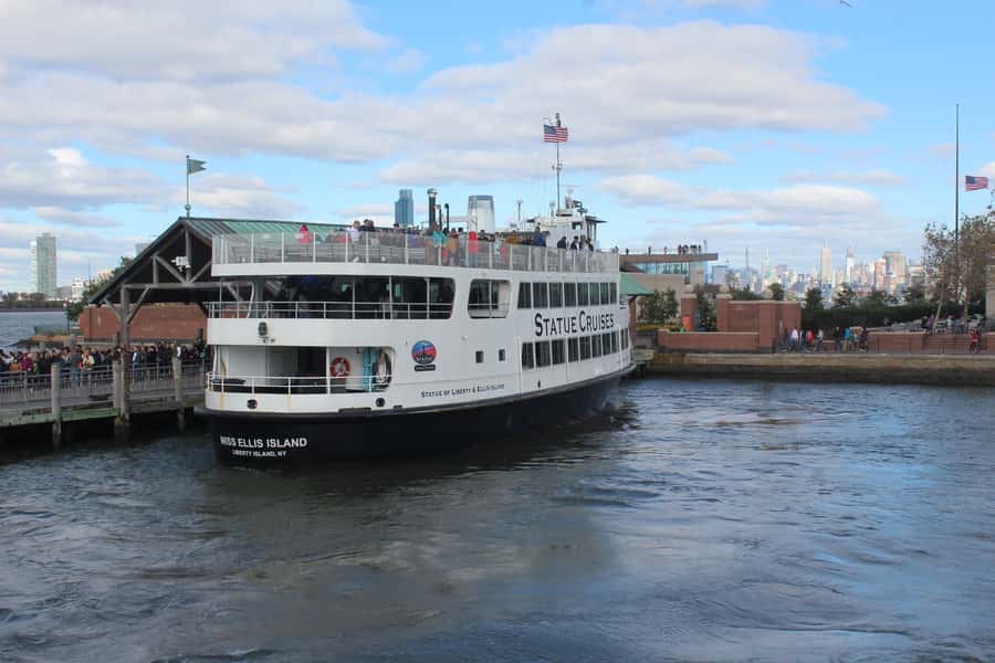 New York City: Statue of Liberty & Ellis Island Guided Tour - The guides make the biggest difference