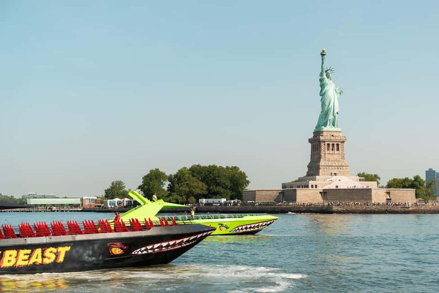 NYC: Circle Line "The Beast" Midtown/Downtown Speedboat Ride - Leaving Manhattan at full throttle