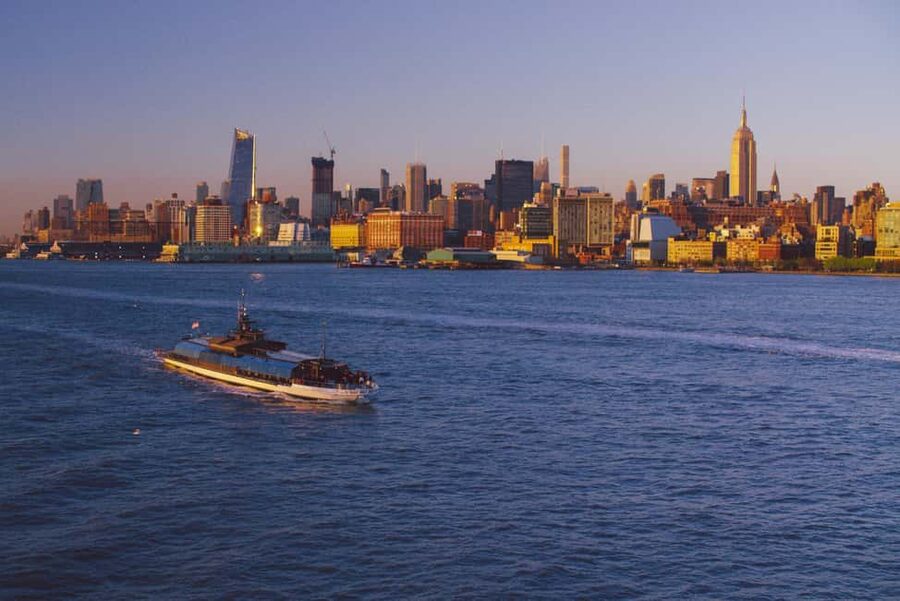 NYC: City Cruises Luxury Brunch, Lunch or Dinner Cruise - The three-course meal and the dining experience