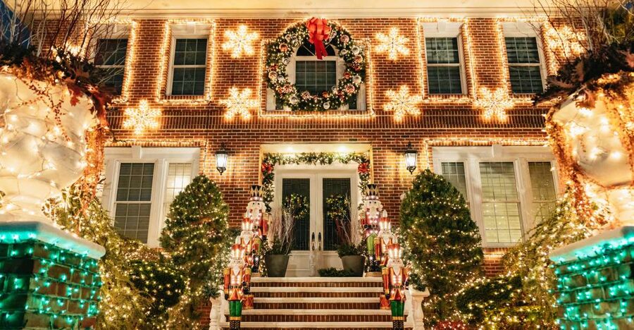 NYC: Dyker Heights Christmas Lights & Skyline View Bus Tour - Key points at a glance