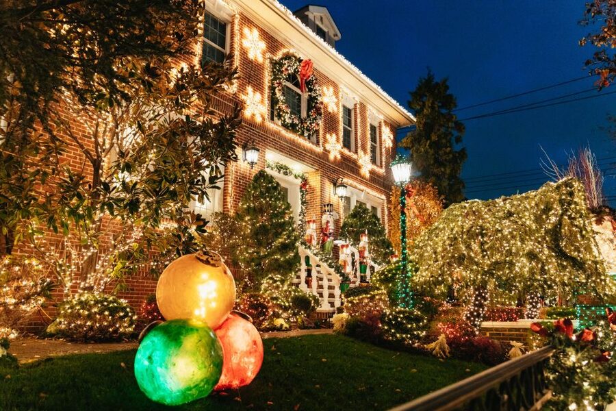 NYC: Dyker Heights Christmas Lights & Skyline View Bus Tour - Why this four-hour route works so well