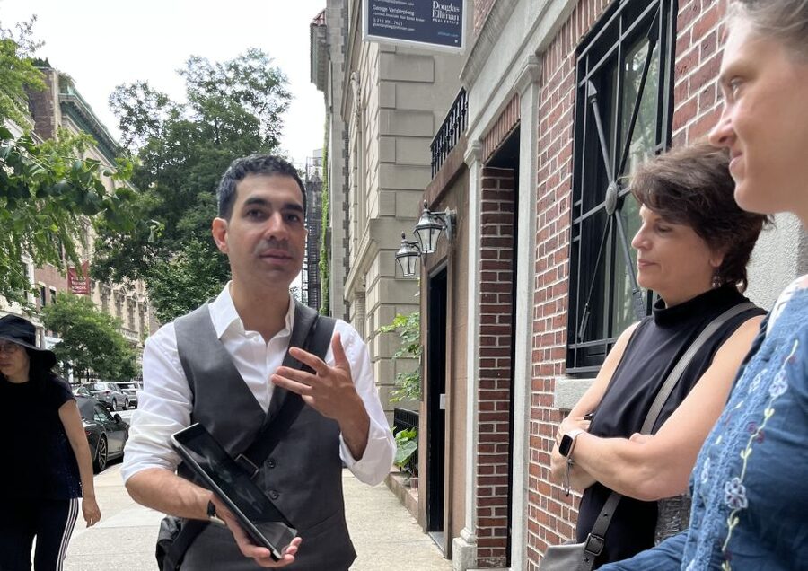NYC: Gilded Age Mansions Guided Tour - How the guide shapes the two hours
