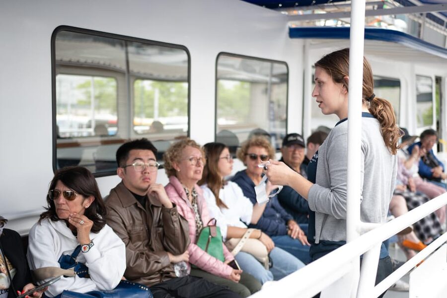 NYC: Starship Landmark 90 Minute Sightseeing Cruise - Governors Island, Brooklyn Bridge, and the East River turn