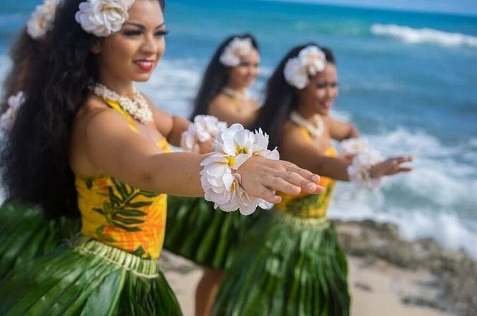 Oahu: Germaine's Luau - Seating, Crowd Size, and The Waiting Problem