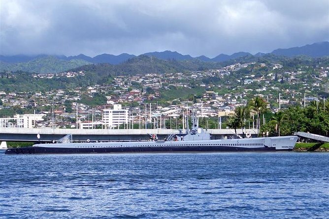 Oahu: Pearl Harbor USS Arizona Memorial - Punchbowl Crater adds a quieter second memorial