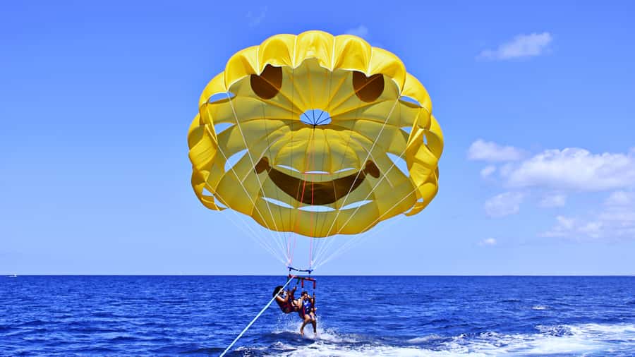 Oahu: Waikiki Parasailing - How the crew handles nerves