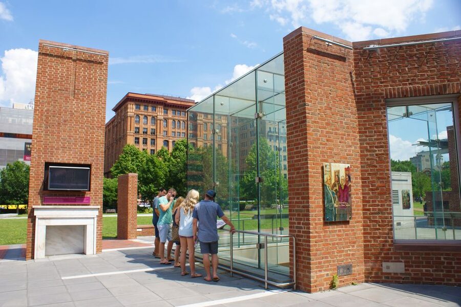 Philadelphia: History, Highlights & Revolution Walking Tour - Elfreth’s Alley and Philadelphia’s residential past