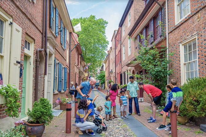 Philadelphia Old City Historic Walking Tour with 10+ Top Sites - Ben Franklin’s post office and court
