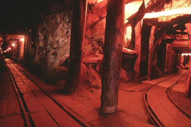 Real Gold Mine Tour with, gold panning and more - Going underground in a 44-degree mine