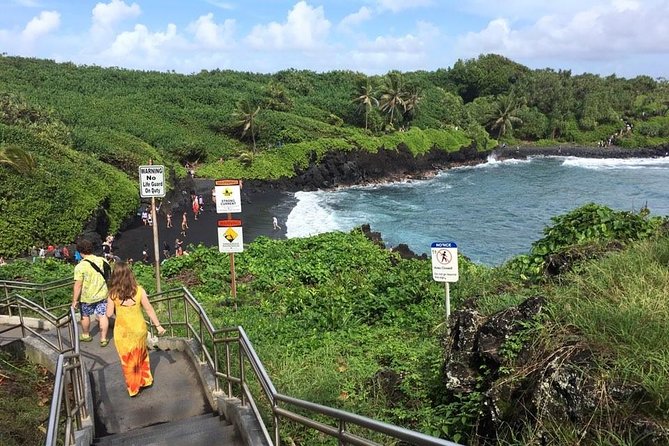Road to Hana: Full-Day Scenic Drive with Blacksand & Waterfalls - Why a guided Road to Hāna trip makes sense