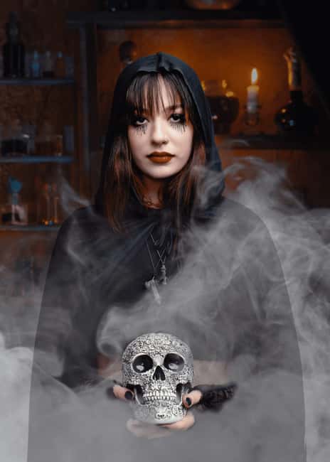 Salem Ghost Tours: Witches & Wicked Whispers - Meeting the lantern-bearing guide on Essex Street